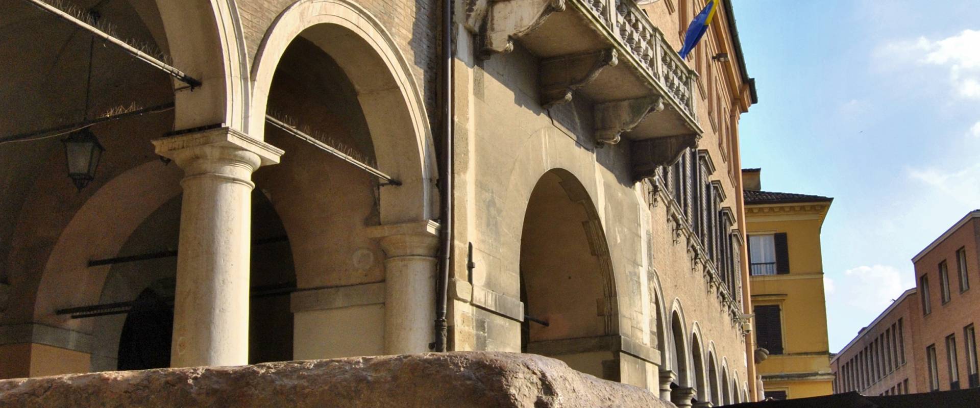 Il Palazzo Comunale e la Pedra Ringadora photo by Giorgia Violini